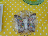 κέϊκ με smarties σε σχήμα πεταλούδας