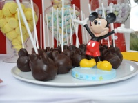 γλυκό βάπτισης cake pops με θέμα τον mickey mouse