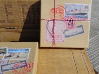 μπομπονιέρα βάπτισης, κουτί craft με ετικέτες traveler και γραμματόσημα