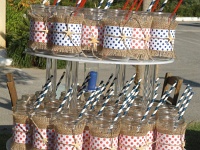 γυάλινα βαζάκια για το σερβίρισμα της λεμονάδας διακοσμημένα με λινάτσα, πουά κόκκινο και μπλε χαρτί με αστερία