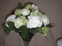 Κεντρικός στολισμός τραπεζιού με λευκές, πράσινες ορτανσίες και λευκά τριαντάφυλλα σε ποτήρι martini