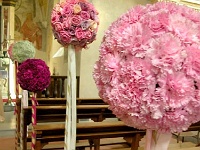 μπάλες απο ροζ, μωβ γαρύφαλλα, γυψοφίλη και πολύχρωμα τριαντάφυλλα