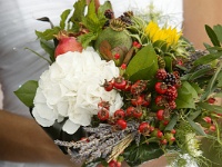 νυφικό μπουκέτο με λευκές ορτανσίες, ρόδια, τριαντάφυλλα, ηλίανθο και λεβάντα
