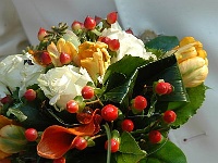 νυφικό μπουκέτο με mini πορτοκαλί κάλλες, λευκά τριαντάφυλλα, κίτρινες τουλίπες και χιπέρικουμ