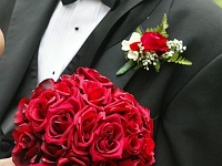 νυφικό μπουκέτο με κόκκινα τριαντάφυλλα