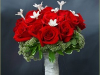 νυφικό μπουκέτο με κόκκινα τριαντάφυλλα, στεφανώτη και γυψοφύλλη