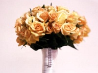 νυφικό μπουκέτο με κίτρινα και πορτοκαλί τριαντάφυλλα