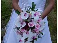 νυφικό μπουκέτο με ορχιδέες και ροζ τριαντάφυλλα
