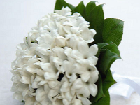 νυφικό μπουκέτο με συρματωμένα λουλουδάκια στεφανώτη