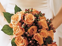 νυφικό μπουκέτο με πορτοκαλί τριαντάφυλλα και χιπέρικουμ