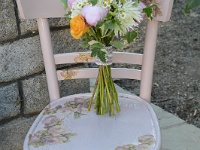 νυφικό μπουκέτο με ροζ παιόνιες, πορτοκαλί τριαντάφυλλα, χαμομήλι, λευκή ντάλια και δίχρωμο κισσό